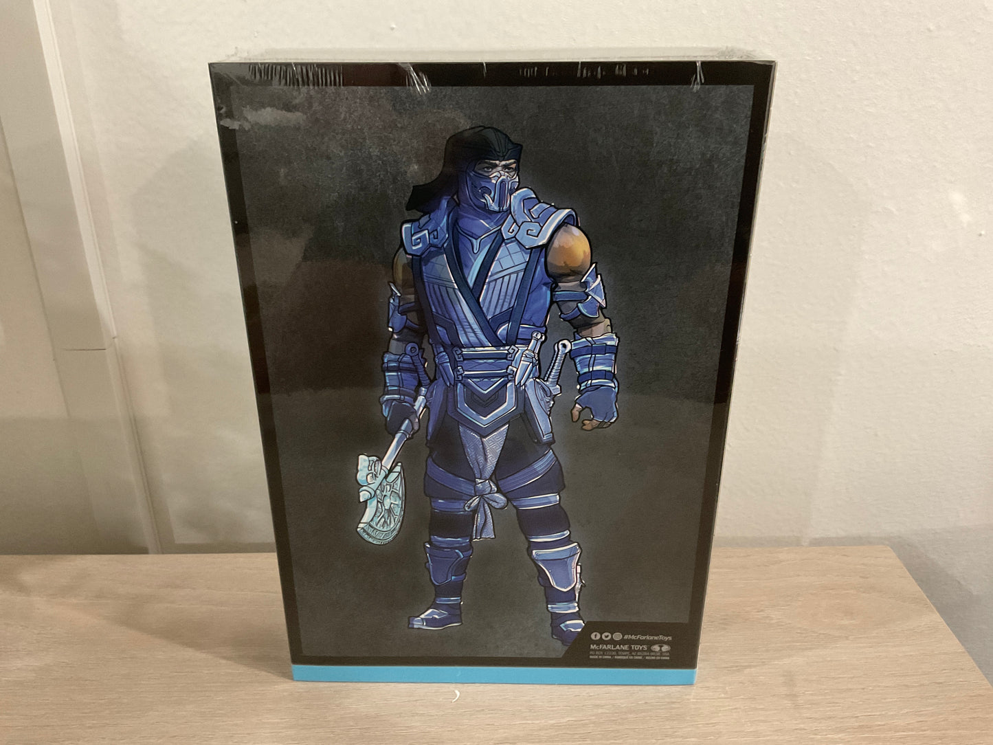 Mortal Kombat – Sub-Zero Glow In The Dark Edition Gold Label 7" Figure