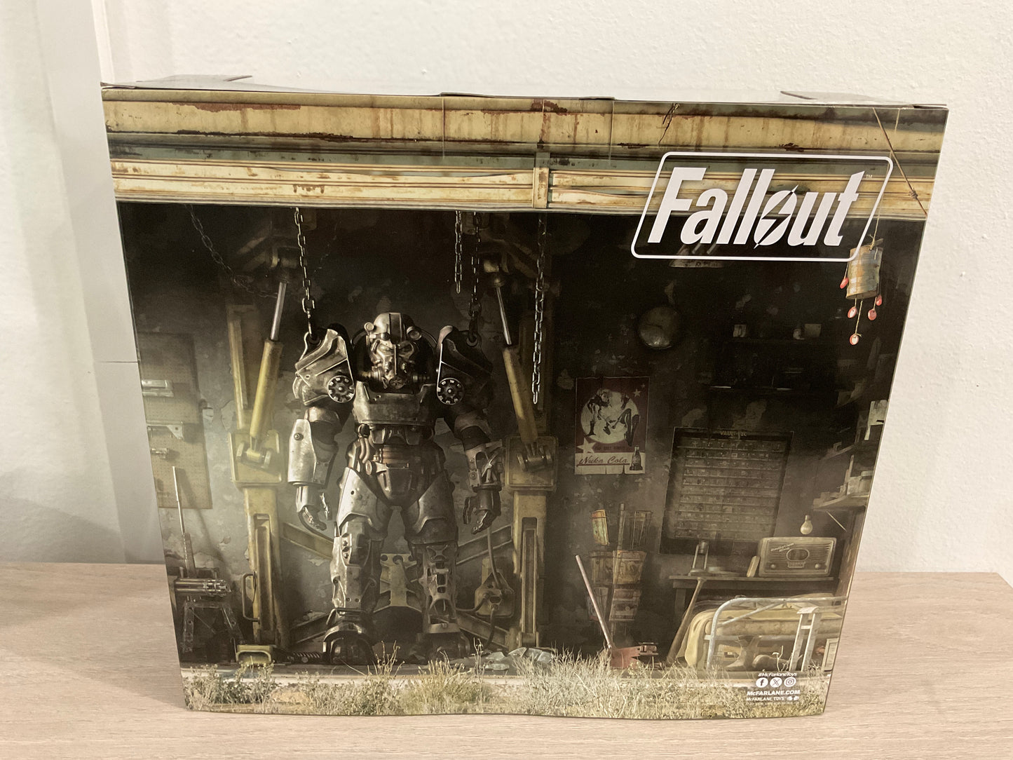 McFarlane Fallout T-60 Vault Tec & Sole Survivor 2-Pack 7-Inch Action Figures (Substandard Figure)