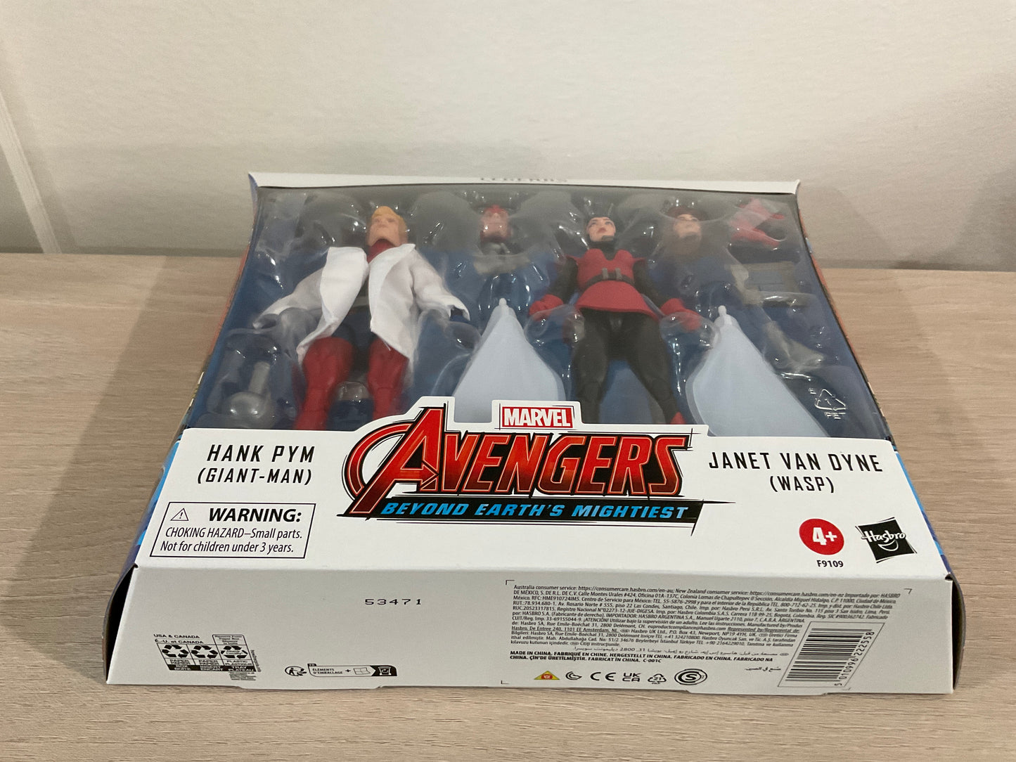 Avengers Marvel Legends Series Hank Pym (Giant-Man) & Janet Van Dyne (Wasp) 6-Inch Action Figure 2-Pack